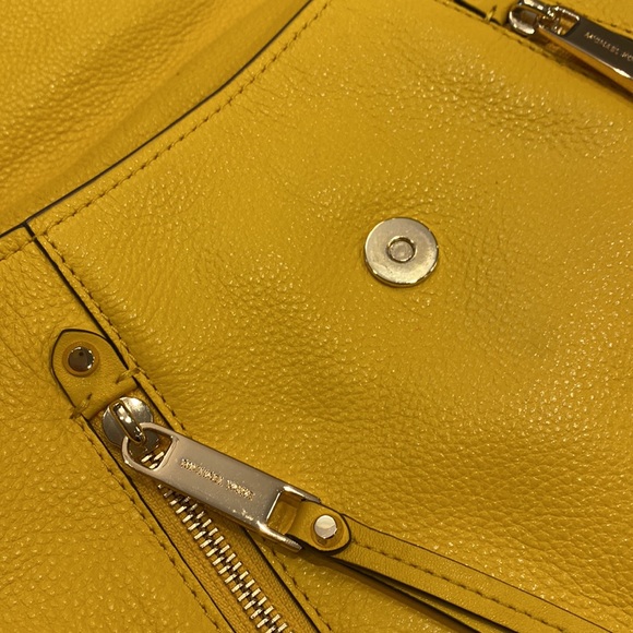 MK handbag with adjustable strap attachment - Picture 7 of 15